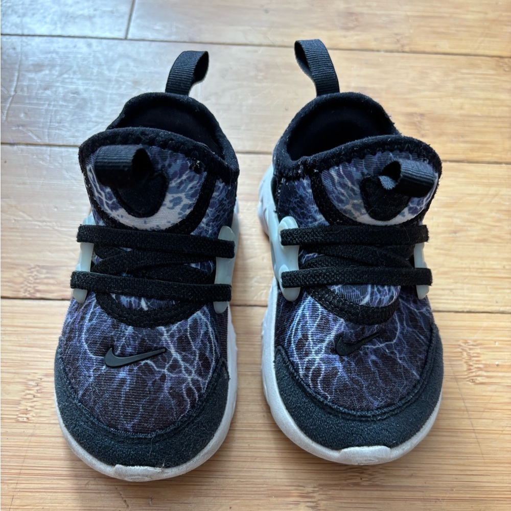 Nike sneakers. Sz baby 6. Pull on and stays on.